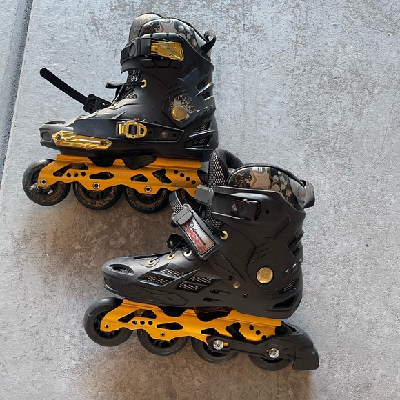 Shoes - Black and gold roller blades 🛼